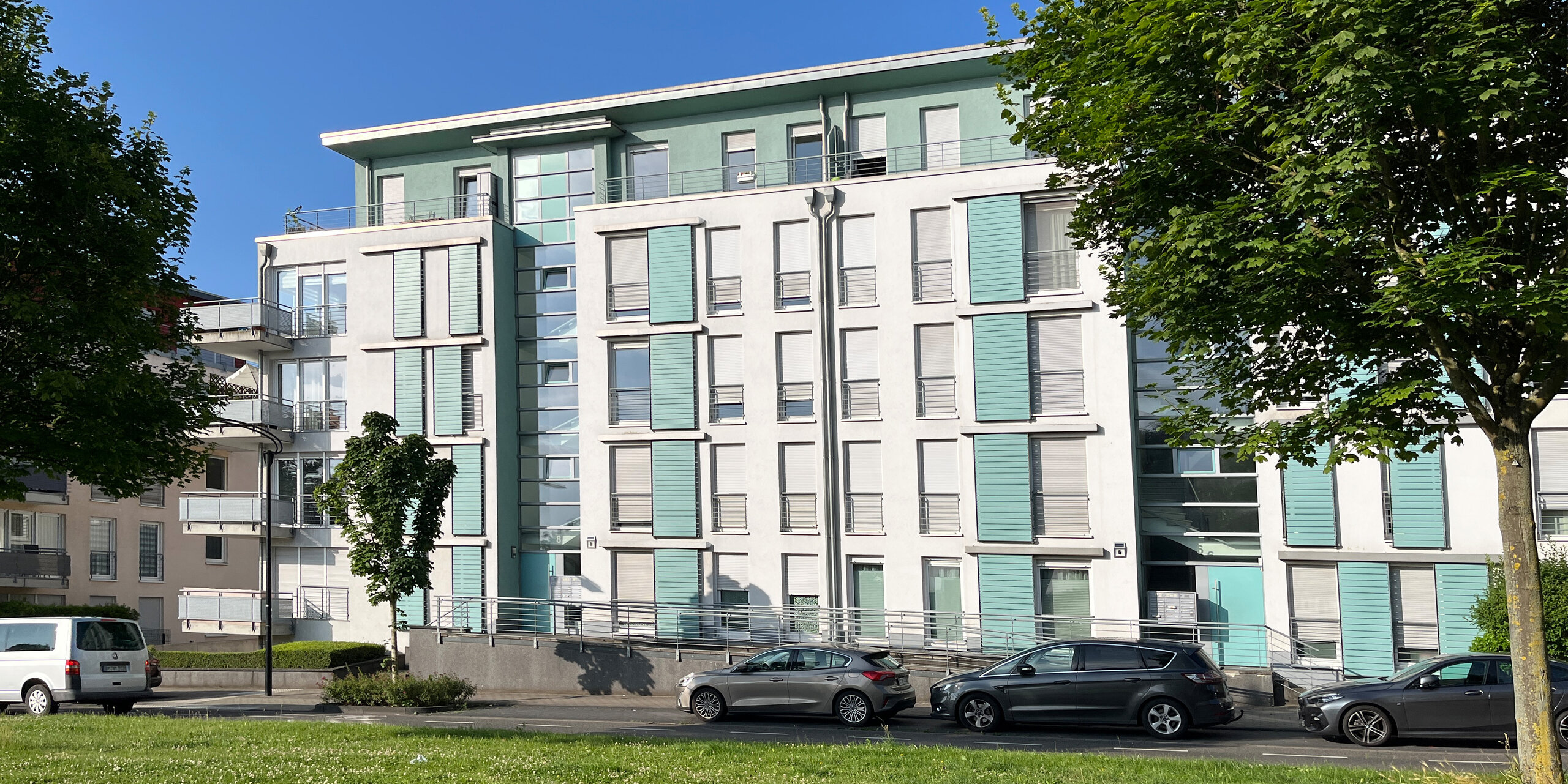 Domicil Real Estate AG kauft 2 Mehrfamilienhäuser in Hürth bei Köln